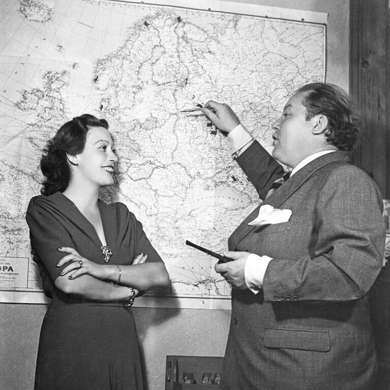 Heli Finkenzeller und Will Dohm besprechen im Januar 1943 die n&auml;chste &bdquo;Wehrmachtstournee&ldquo;.