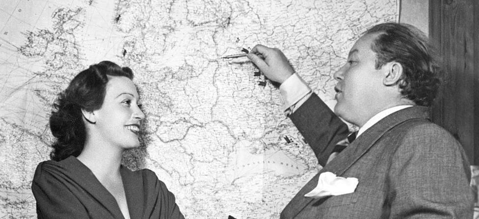 Heli Finkenzeller und Will Dohm besprechen im Januar 1943 die n&auml;chste &bdquo;Wehrmachtstournee&ldquo;.