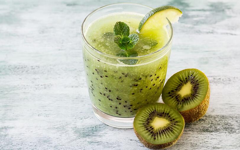 Kiwis k&ouml;nnen mehr als nur Vitamin C spenden. Die gr&uuml;nen Fr&uuml;chte helfen gegen Verstopfung - vor allem, wenn Sie noch Ananas und Papaya (gerne auch ein paar der KERNgesunden Kerne) in den Smoothie mixen. Daf&uuml;r sorgen die enthaltenden Enzyme. Die Schale von Kiwis kann &uuml;brigens mit verzehrt werden, sofern es sich um Bioware handelt.