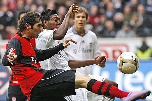 David Alaba im Zweikampf mit Frankfurts Halil Altintop.