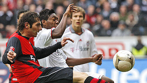 David Alaba im Zweikampf mit Frankfurts Halil Altintop. David Alaba im Zweikampf mit Frankfurts Halil Altintop.