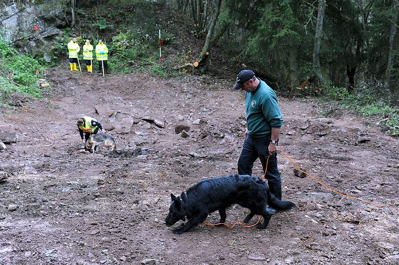 Polizei und Leichenspürhunde suchen auf einer Mülldeponie. Die damals 18-Jaehrige Lolita B. wird seit 1982 vermisst.