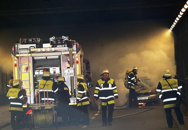 Der Motorschaden hat am Donnerstag für ein zwischenzeitliches Verkehrschaos in der Nähe des Hauptbahnhofs gesorgt. Beim Eintreffen der Feuerwehr war die Paul Heyse-Unterführung bereits durch die Polizei gesperrt und komplett verraucht. Mit schweren Atemschutzgeräten kämpften sich die Feuerwehrmänner zum Pkw vor und löschten den Brand in wenigen Minuten. Die Bilder.