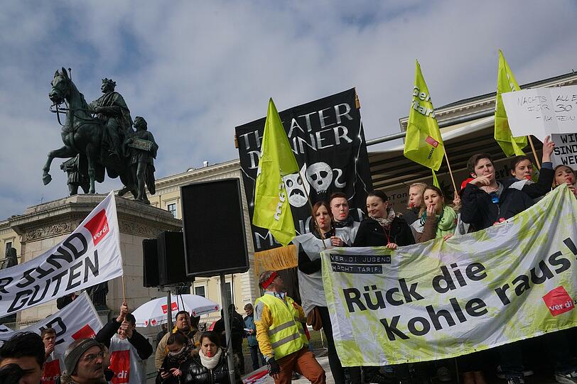 "Wir sind es wert": Am Freitag demonstrierten rund 1000 Menschen vor dem Finanzministerium in München.
