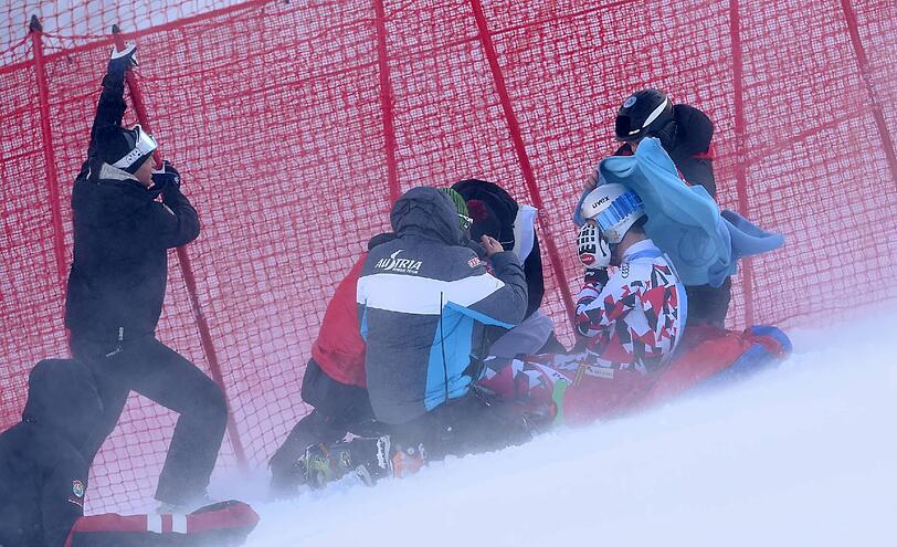 Mit einer schweren Verletzung endete das Training für den Österreicher Florian Scheiber. Der 28 Jahre alte Tiroler stürzte an der Hausbergkante spektukulär und flog in die Fangnetze. Dabei zog er sich einen Kreuzbandriss sowie Meniskusrisse im rechten Knie zu. Die Bilder.
