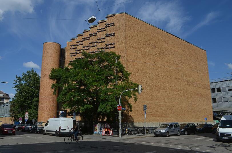 Das Hochvolthaus der TU München in der Theresienstraße (Ecke Luisenstraße), gebaut zwischen 1957 und 1963, entworfen von Werner Eichberg und Franz Hart. Aufgrund der hohen Spannungen wurde zugunsten massiver Ziegelwände auf leitenden Stahl beim Bau weistestgehend verzichtet.