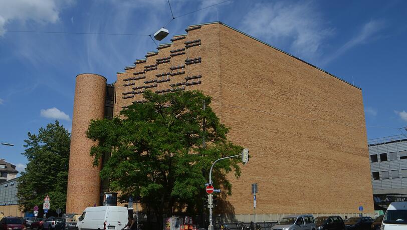 Das Hochvolthaus der TU München in der Theresienstraße (Ecke Luisenstraße), gebaut zwischen 1957 und 1963, entworfen von Werner Eichberg und Franz Hart. Aufgrund der hohen Spannungen wurde zugunsten massiver Ziegelwände auf leitenden Stahl beim Bau weistestgehend verzichtet. Das Hochvolthaus der TU München in der Theresienstraße (Ecke Luisenstraße), gebaut zwischen 1957 und 1963, entworfen von Werner Eichberg und Franz Hart. Aufgrund der hohen Spannungen wurde zugunsten massiver Ziegelwände auf leitenden Stahl beim Bau weistestgehend verzichtet.