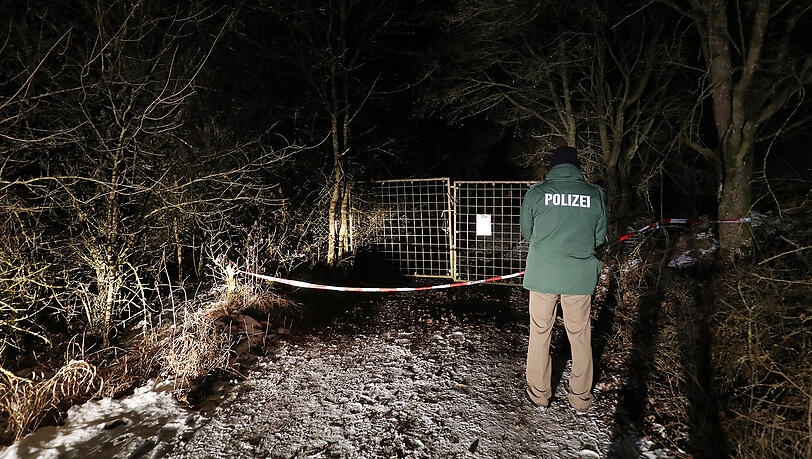 Ein Polizist steht vor der Einfahrt zur Gartenlaube, in der die sechs Toten gefunden wurden. Ein Polizist steht vor der Einfahrt zur Gartenlaube, in der die sechs Toten gefunden wurden.