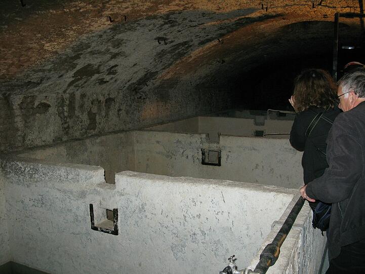 Diese Kalklösch-Becken sind ebenfalls in den Katakomben zu finden. Sie stammen von Leo von Klenze und werden heute noch benutzt.