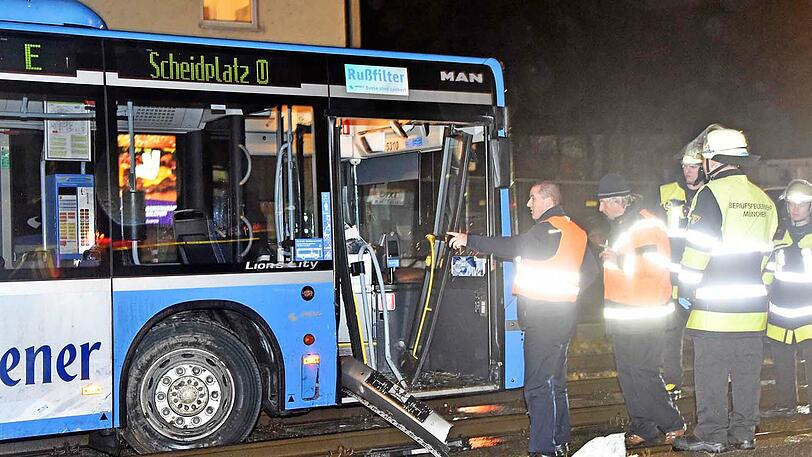 Der MVG-Bus missachtete das Rotlicht und schlitterte am Ende demoliert in das Tram-Gleisbett.
