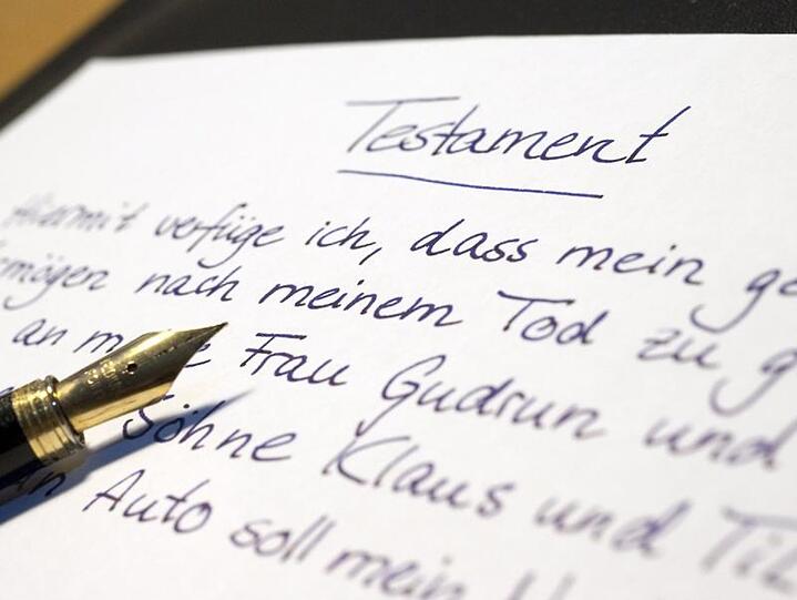 Mit Schrecken stellen Familienangehörige mit Tod des Erblassers oftmals fest, dass der Verstorbene völlig familienfremden dritten Personen hat erhebliches Vermögen zukommen lassen.
