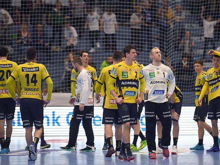 Spieler von den Rhein-Neckar Löwen stehen nach der 27:30-Niederlage bei HBC Nantes auf dem Platz.