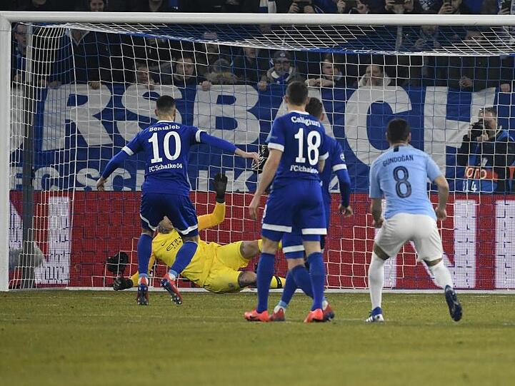 Schalkes Nabil Bentaleb (l/10) erzielt per Elfmeter das Tor zum 1:1 und lässt Manchesters Torwart Ederson (hinten) keine Chance.
