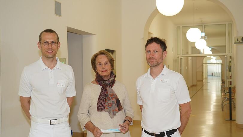 Dr. Wolf Christian Prall (l.) und sein Kollege Prof. Ralf Bieger haben Gudrun Wieland in der Schön-Klinik mit einem Roboter operiert. Dr. Wolf Christian Prall (l.) und sein Kollege Prof. Ralf Bieger haben Gudrun Wieland in der Schön-Klinik mit einem Roboter operiert.