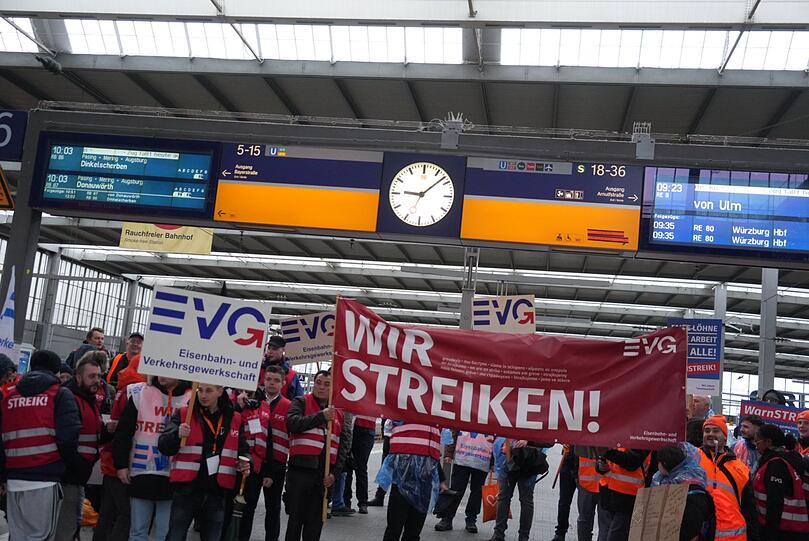 Streikende am Montag am Münchner Hauptbahnhof.