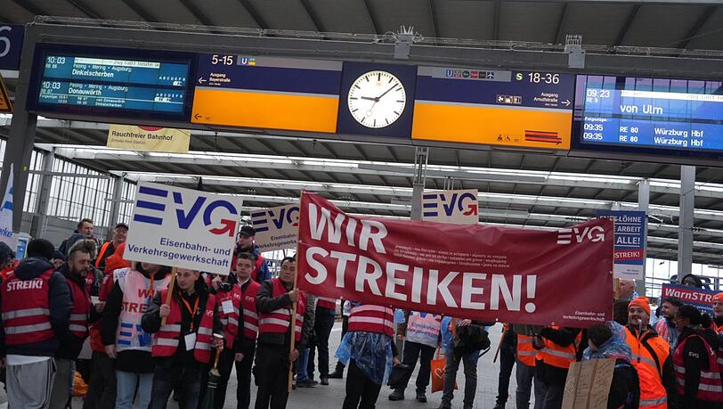 Streikende am Montag am Münchner Hauptbahnhof. Streikende am Montag am Münchner Hauptbahnhof.