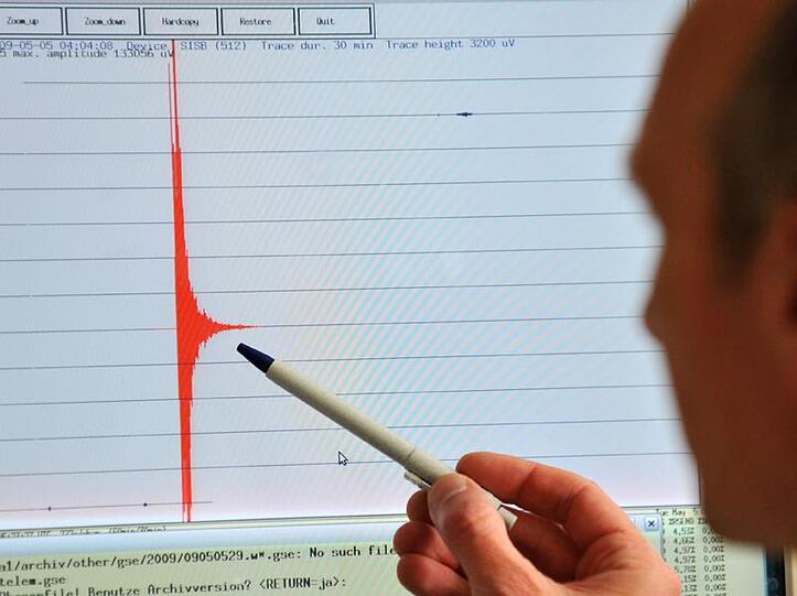 Der Seismologe des Landesamtes für Geologie in Freiburg zeigt eine Übersichtsdarstellung der Erdbeben-Messstelle in Gaienhofen (Kreis Konstanz).