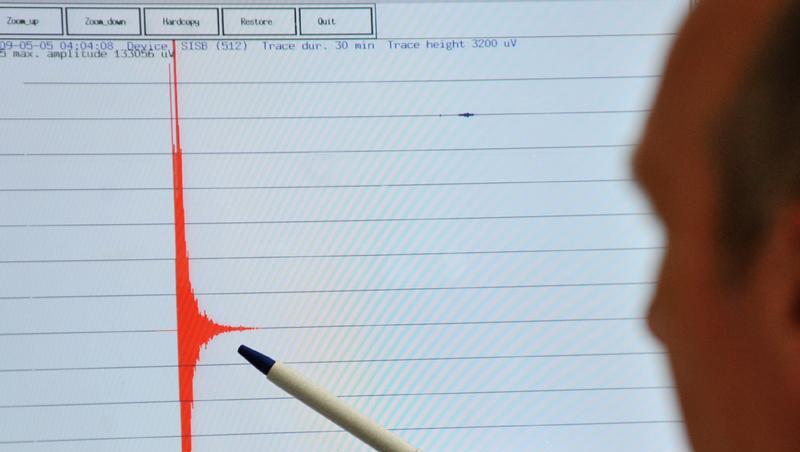 Der Seismologe des Landesamtes für Geologie in Freiburg zeigt eine Übersichtsdarstellung der Erdbeben-Messstelle in Gaienhofen (Kreis Konstanz). Der Seismologe des Landesamtes für Geologie in Freiburg zeigt eine Übersichtsdarstellung der Erdbeben-Messstelle in Gaienhofen (Kreis Konstanz).