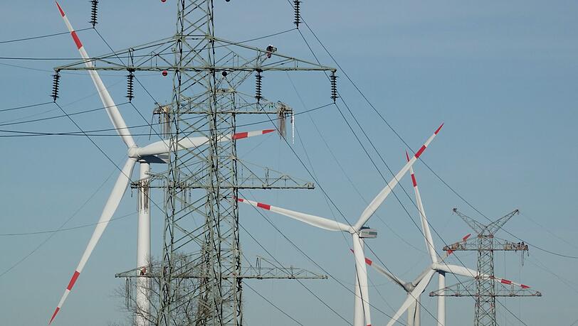 Strom aus Windkraft wird über weite Strecken geleitet. (Symbolbild) Strom aus Windkraft wird über weite Strecken geleitet. (Symbolbild)