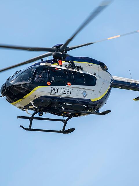 Unter anderem mit einem Hubschrauber suchen die Einsatzkr&auml;fte nach dem Taucher. (Symbolbild)