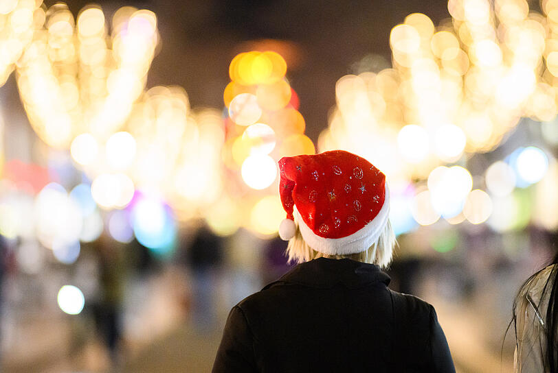 Eine Frau läuft mit einer Nikolausmütze durch die Innenstadt. Das Wetter im Dezember soll eher milder als im Schnitt werden. Eine Frau läuft mit einer Nikolausmütze durch die Innenstadt. Das Wetter im Dezember soll eher milder als im Schnitt werden.