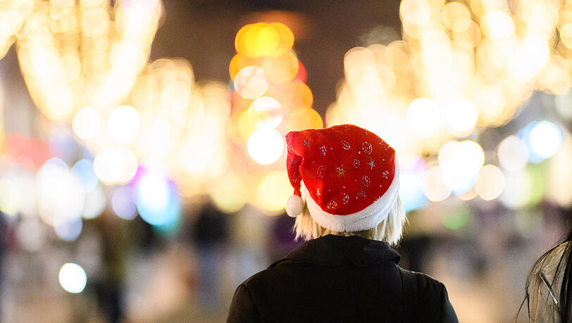 Eine Frau läuft mit einer Nikolausmütze durch die Innenstadt. Das Wetter im Dezember soll eher milder als im Schnitt werden. Eine Frau läuft mit einer Nikolausmütze durch die Innenstadt. Das Wetter im Dezember soll eher milder als im Schnitt werden.