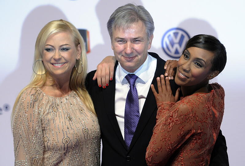Im Palais am Funkturm in Berlin wurde der Preis in diesem Jahr verliehen. Aus diesem Grund musste Klaus Wowereit wahrscheinlich hinkommen. Vielleicht war er aber auch wegen der Frauen da (links: Jenny Elvers-Elbertzhagen, rechts: Hadnet Tesfai), die er dann im Arm halten kann - Moment, war da nicht was?