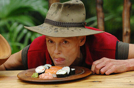 Als dritte Verlockung wird ihr Sushi angeboten.