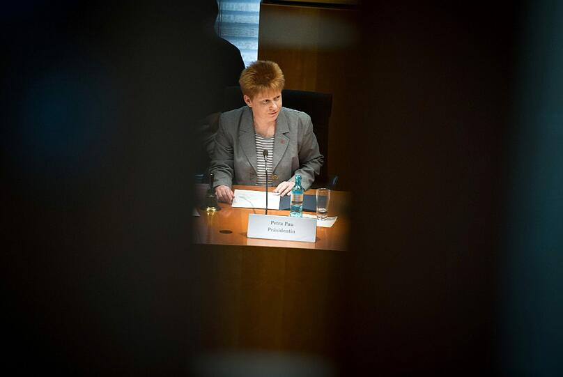 Bundestagsvizepräsidentin Petra Pau (Die Linke) sitzt am 03.04.2014 vor Beginn der ersten Sitzung des NSA-Untersuchungsausschusses in Berlin. Der Bundestag will Ausmaß und Hintergründe der Ausspähungen ausländischer Geheimdienste in Deutschland aufklären.