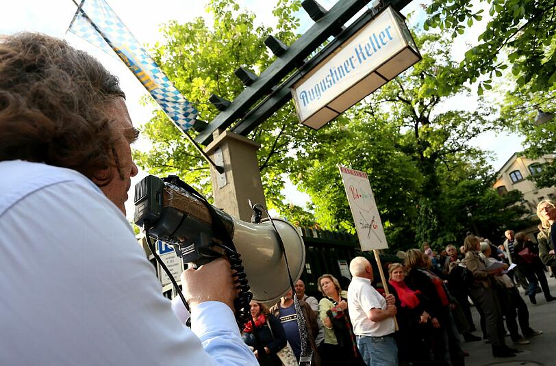 Demonstranten vor dem Augustinerkeller und eine turbulente Stimmung drinnen - sehen Sie die Bilder vom Parteitag der Münchner SPD in der AZ-Klickstrecke.