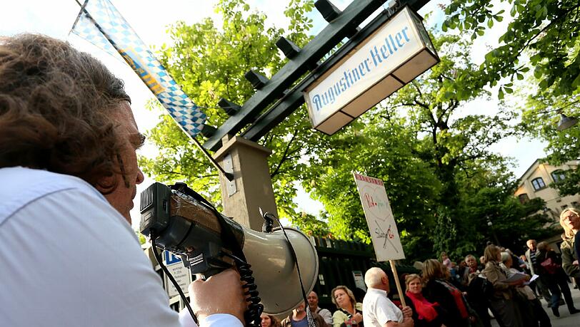 Demonstranten vor dem Augustinerkeller und eine turbulente Stimmung drinnen - sehen Sie die Bilder vom Parteitag der Münchner SPD in der AZ-Klickstrecke. Demonstranten vor dem Augustinerkeller und eine turbulente Stimmung drinnen - sehen Sie die Bilder vom Parteitag der Münchner SPD in der AZ-Klickstrecke.