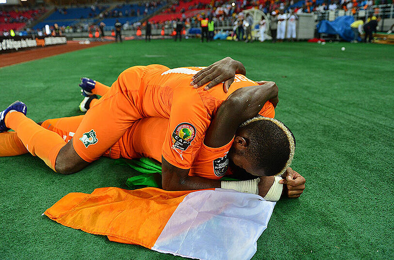 Die Elfenbeinküste schlägt Ghana im Finale des Afrika Cups sensationell mit 9:8 nach Elfmeterschießen. Keeper Boubacar Barry wird zum Nationalheld und darf sich von seinen Kollegen feiern lassen, Ghana trauert nach der Pleite.
