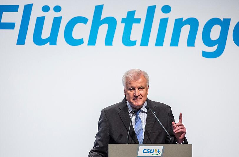Horst Seehofer will noch bis Allerheiligen abwarten, ob seine Forderung in Berlin nach einer Begrenzug der Zuwanderung Gehör finden. Ansonsten müsse er sich wieder mit den bereits früher angedrohten "Notwehrmaßnahmen" beschäftigen.