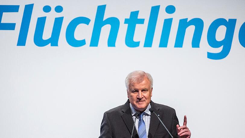 Horst Seehofer will noch bis Allerheiligen abwarten, ob seine Forderung in Berlin nach einer Begrenzug der Zuwanderung Gehör finden. Ansonsten müsse er sich wieder mit den bereits früher angedrohten "Notwehrmaßnahmen" beschäftigen. Horst Seehofer will noch bis Allerheiligen abwarten, ob seine Forderung in Berlin nach einer Begrenzug der Zuwanderung Gehör finden. Ansonsten müsse er sich wieder mit den bereits früher angedrohten "Notwehrmaßnahmen" beschäftigen.