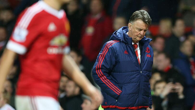 Van Gaal mit dem Latein am Ende: Dennoch soll er vorerst Trainer von Manchester United bleiben. Van Gaal mit dem Latein am Ende: Dennoch soll er vorerst Trainer von Manchester United bleiben.