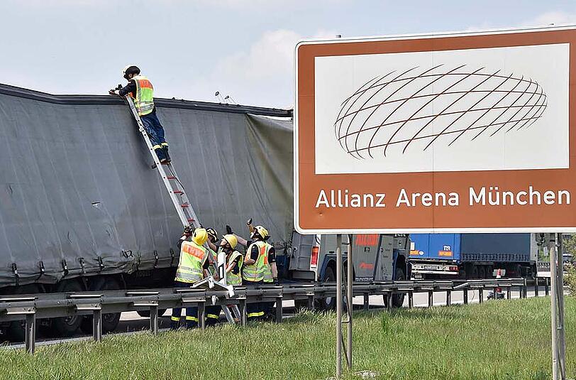 Für kurze Zeit ging gar nichts mehr auf der A99: Wegen eines Lkw-Unfalls musste der Verkehr komplett gesperrt werden. Die Bilder.