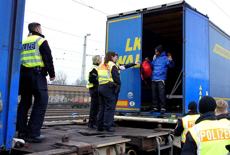 Westafrika&ndash;Bayern: Sam war 19 Monate unterwegs. Mit erhobenen Händen steigt er aus seinem Versteck.
