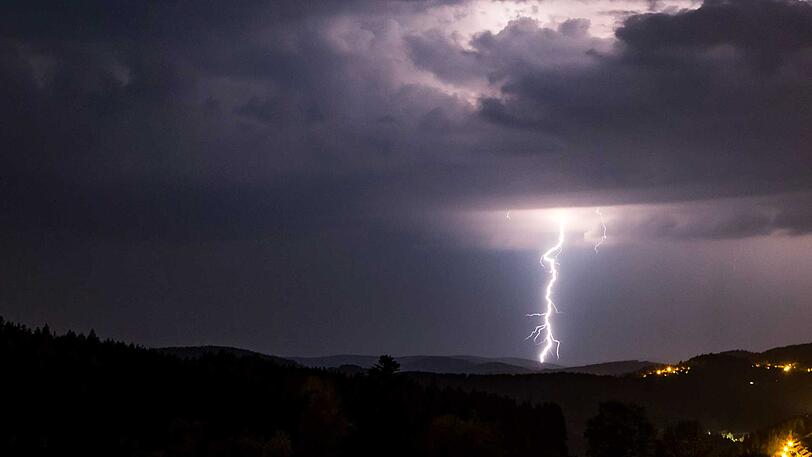 Über Ostbayern zog am späten Montagabend ein eigentlich harmloses Gewitter auf...