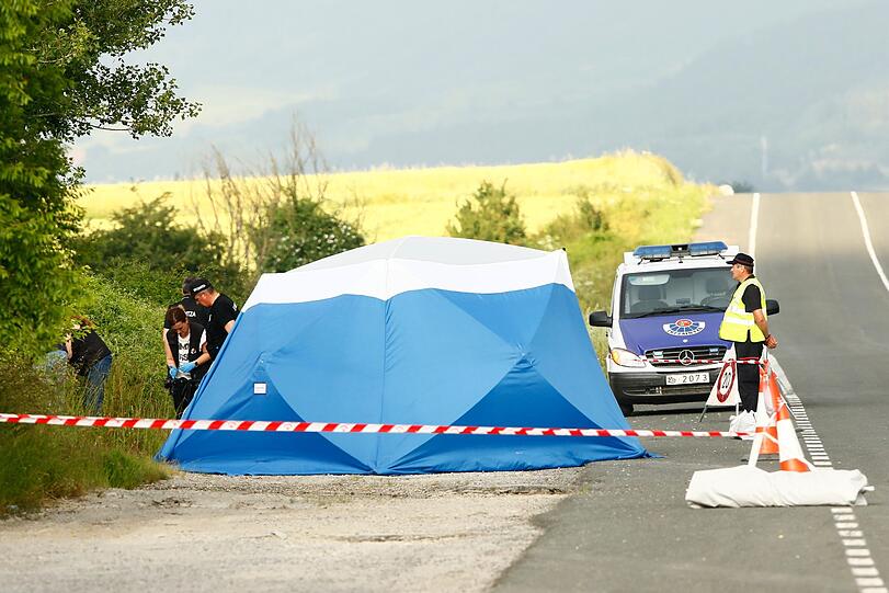 Polizisten sichern am Fundort einer Frauenleiche, nahe der Autobahn bei Asparrena, Spuren.