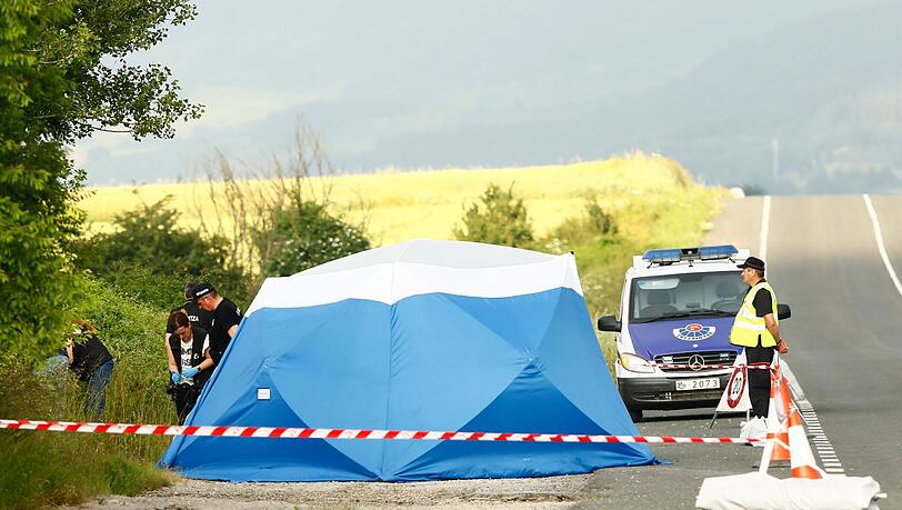 Polizisten sichern am Fundort einer Frauenleiche, nahe der Autobahn bei Asparrena, Spuren. Polizisten sichern am Fundort einer Frauenleiche, nahe der Autobahn bei Asparrena, Spuren.