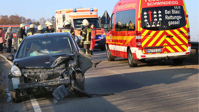 Die Frau krachte mit ihrem Auto auf der glatten Straße in eine Leitplanke.