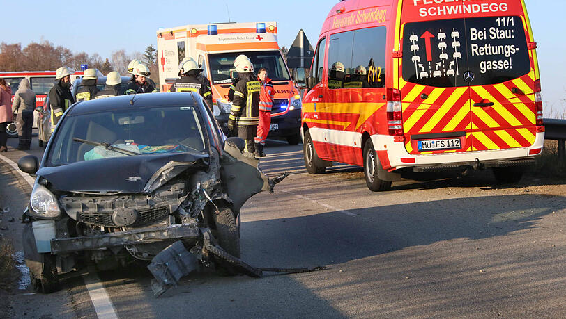 Die Frau krachte mit ihrem Auto auf der glatten Straße in eine Leitplanke. Die Frau krachte mit ihrem Auto auf der glatten Straße in eine Leitplanke.