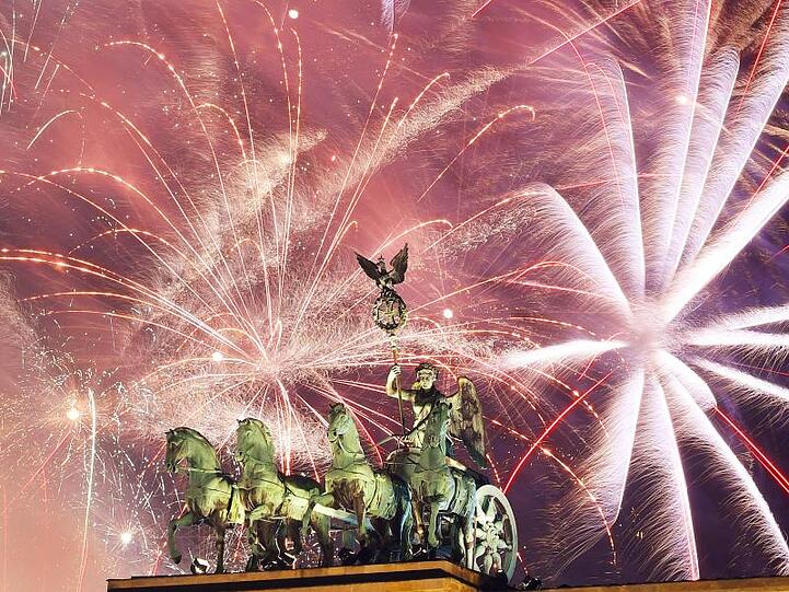 Feuern aus allen Rohren bei Deutschlands größter Silvesterparty am Brandenburger Tor.