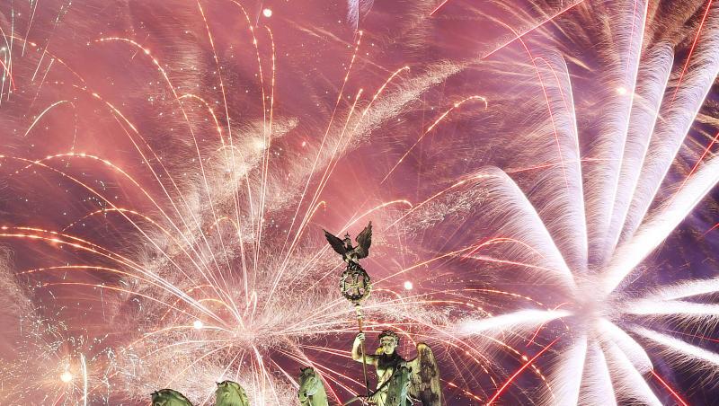 Feuern aus allen Rohren bei Deutschlands größter Silvesterparty am Brandenburger Tor. Feuern aus allen Rohren bei Deutschlands größter Silvesterparty am Brandenburger Tor.