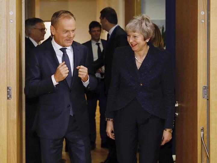Vier Monate vor dem Brexit haben die Europäische Union und Großbritannien den Scheidungsvertrag bei einem Sondergipfel besiegelt.