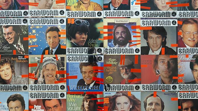 Candice Breitz' Arbeit "Earworm" (Ten Songs from Beyond, 2002) ist eine Collage aus 80 Schallplatten-Covern.