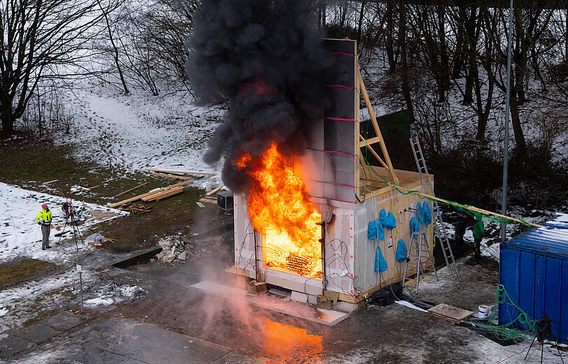 Feuer und Rauch sind bei einem Großbrandversuch der Technischen Universität München zu sehen. Bei dem Versuch wurde ein Wohnungsbrand in einem Holzhaus simuliert.