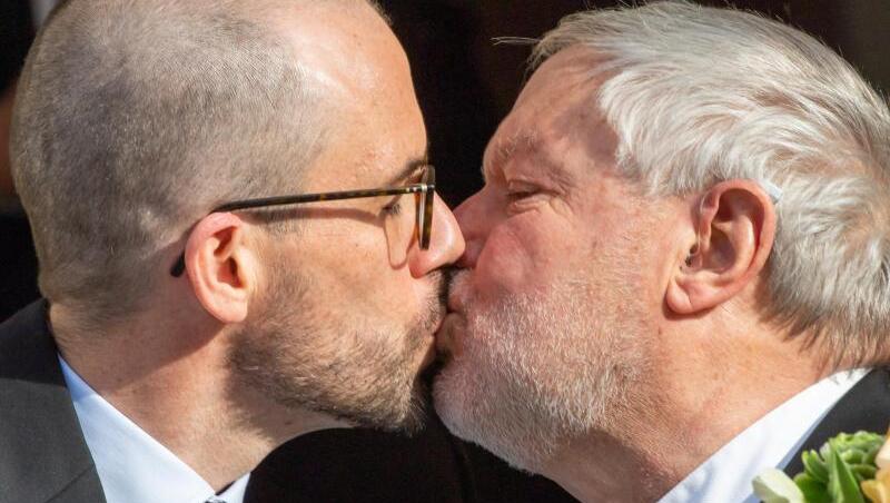 Anselm Bilgri (r) und sein Mann Markus küssen sich nach ihrer Trauung vor dem Münchner Standesamt.