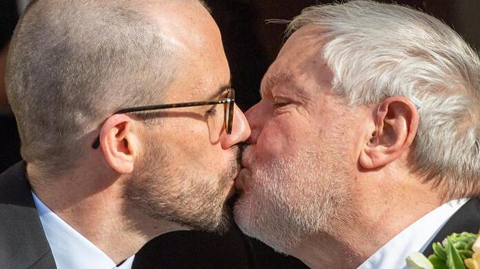 Anselm Bilgri (r) und sein Mann Markus küssen sich nach ihrer Trauung vor dem Münchner Standesamt.