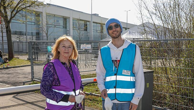 Roswita Schroeter (73) und Yazan Saoud (26) gehören zu den freiwilligen Helfern. Vermittlungshelfer tragen lila Westen, Übersetzer hellblaue. Roswita Schroeter (73) und Yazan Saoud (26) gehören zu den freiwilligen Helfern. Vermittlungshelfer tragen lila Westen, Übersetzer hellblaue.